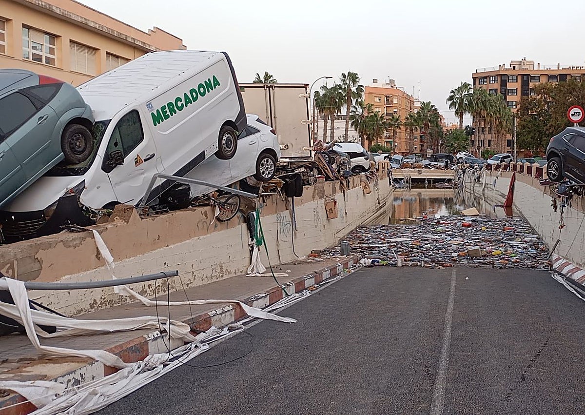 Imagen secundaria 1 - Arriba, el colegio con el muro derruido, a mediados de noviembre de 2024. Abajo, la zona de Benetússer donde se ubica, el 30 de octubre. La fachada del centro se observa en el fondo de la imagen. La última foto es una captura de un vídeo que muestra cómo quedó el exterior de las instalaciones provisionales. 