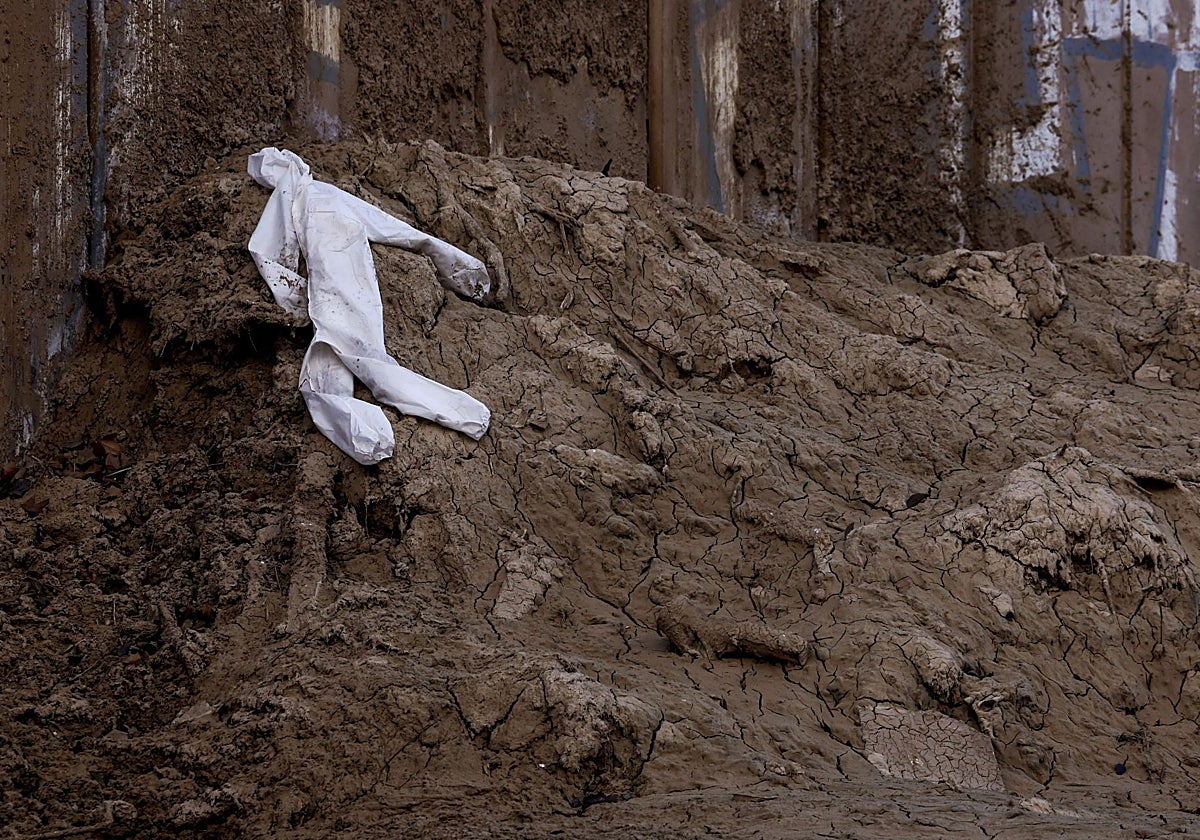 Un mono de trabajo en el barranco del Poyo durante la reconstrucción tras la dana.