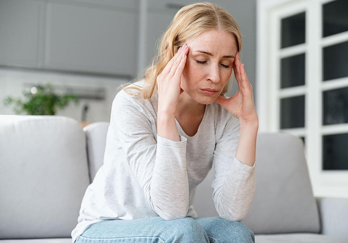 Una mujer con dolor de cabeza.