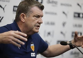 Ron Gourlay, en una rueda de prensa.