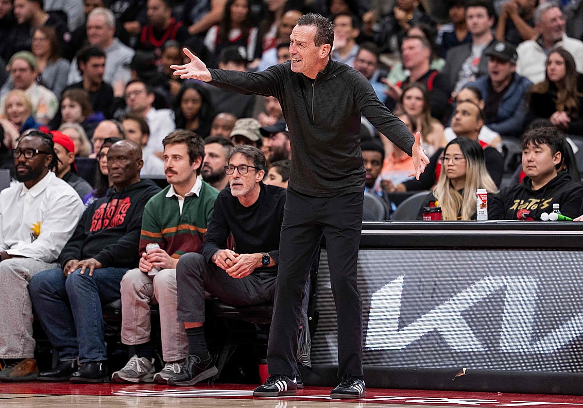 Kenny Atkinson da instrucciones durante el partido de este lunes en Toronto.
