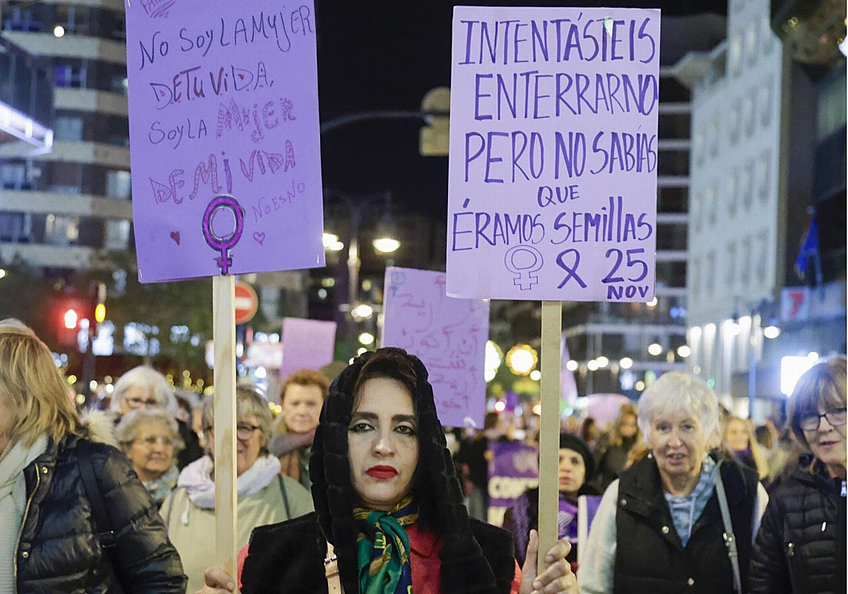 Asistentes a la manifestación con carteles.