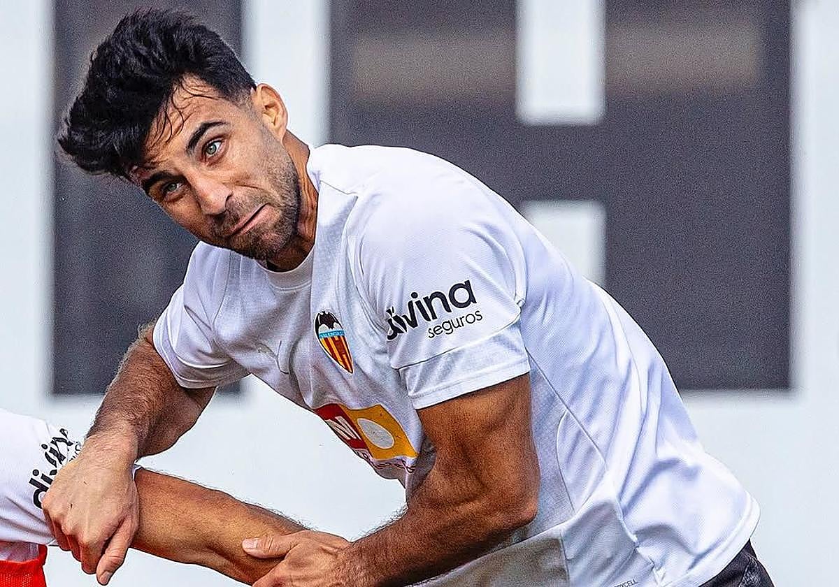 Eray Cömert, en un entrenamiento con el Valencia.