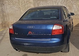 El vehículo del detenido ha sido inmovilizado por la policía.