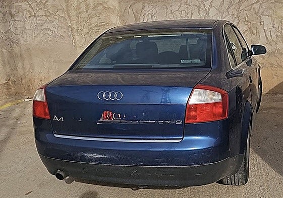 El vehículo del detenido ha sido inmovilizado por la policía.