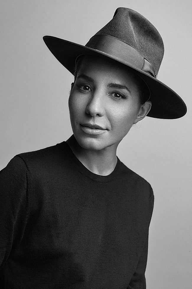 Los sombreros de Flor (siempre portaba uno), también han desaparecido.