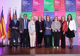 Las premiadas, junto a la vicepresidenta Camarero en el acto.