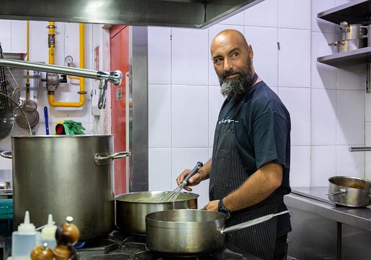 Benito Gómez, en la cocina de Bardal.