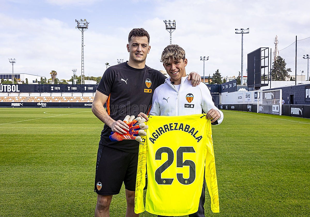 Julen Agirrezabala regalándole una camiseta y unos guantes a Juanma Civera