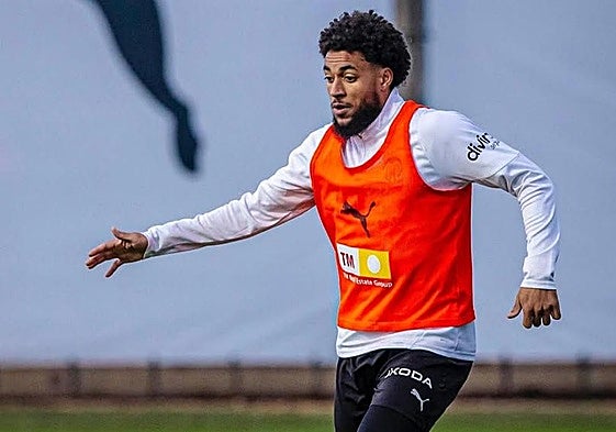 Arnaut Danjuma, en un entrenamiento con el Valencia.