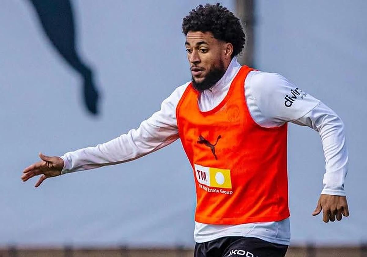 Arnaut Danjuma, en un entrenamiento con el Valencia.