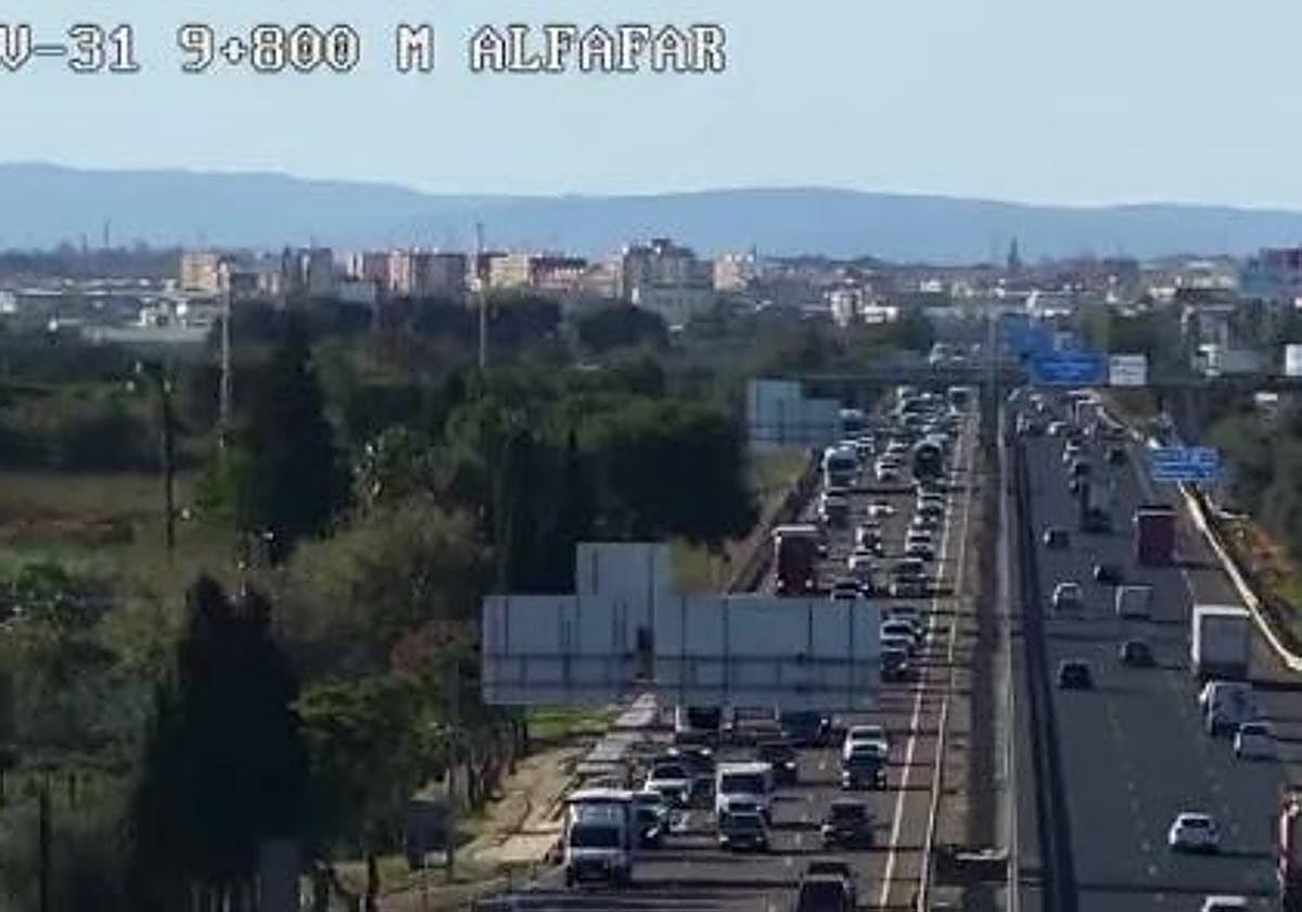 Atascos en la V-31 este martes, 25 de noviembre.