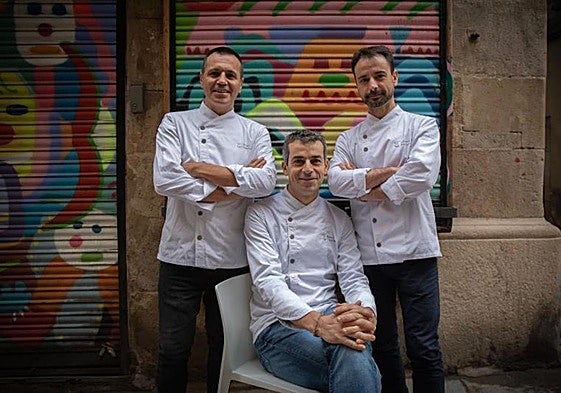 Los chefs del restaurante Disfrutar Eduard Xatruch (d), Oriol Castro (i) y Mateu Casañas.
