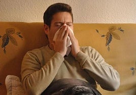 Un hombre estornudando.