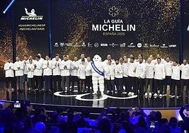 Los chefs de restaurantes con una Estrella Michelín posan durante la gala de la Guía Michelin 2025