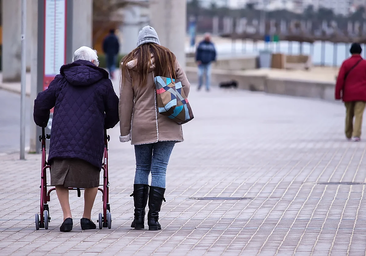 El testimonio de una cajera devuelve la legítima a una hija desheredada por su madre: las vio haciendo la compra juntas tras excluirla del testamento por abandono
