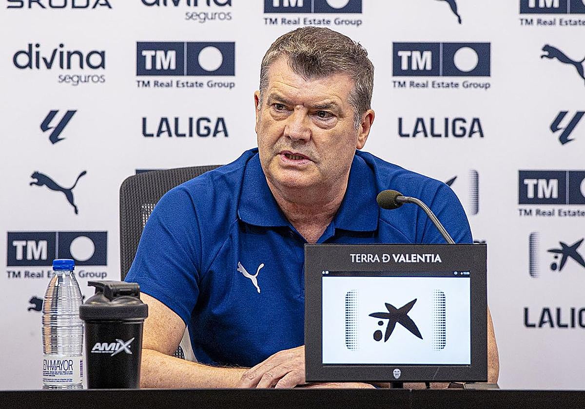 Ron Gourlay, en rueda de prensa.