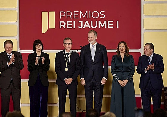 Los premiados con el Rey y autoridades.