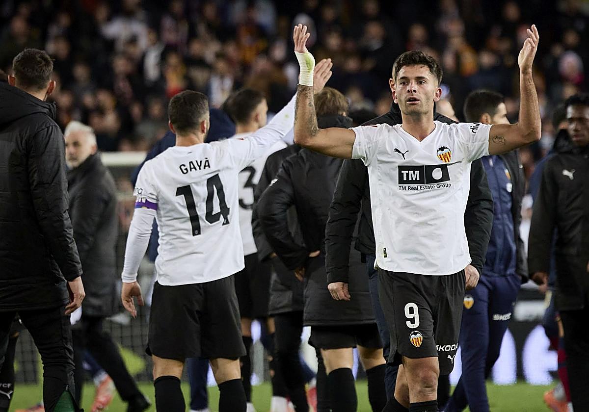Los jugadores del Valencia, en Mestalla tras ganar al Levante.