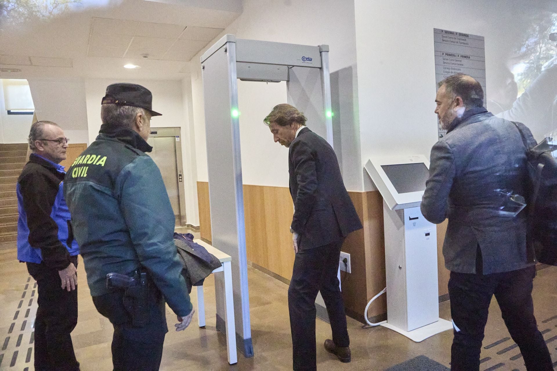 Fotos del jefe de gabinete de Mazón llegando a su llegada a los juzgados de Catarroja