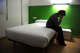 Persona con dolor de cabeza después de dormir