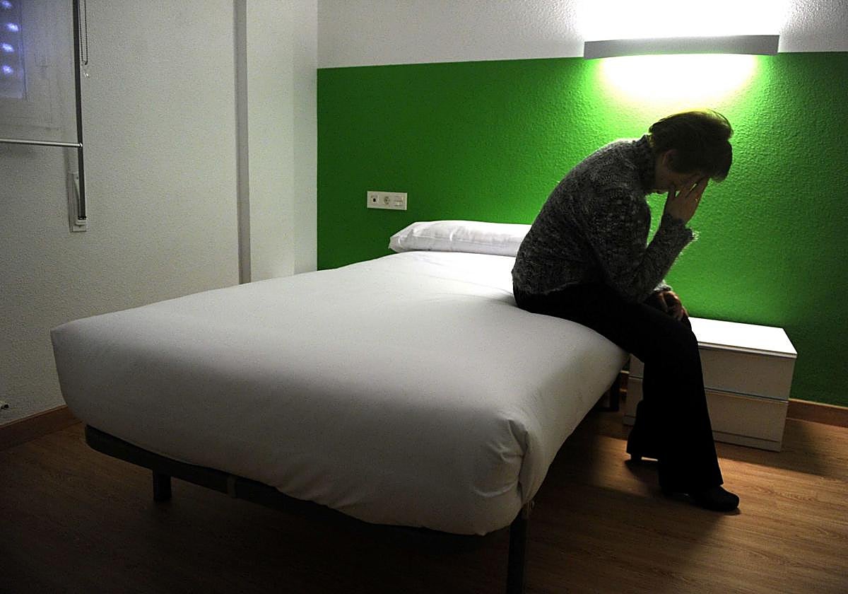 Persona con dolor de cabeza después de dormir