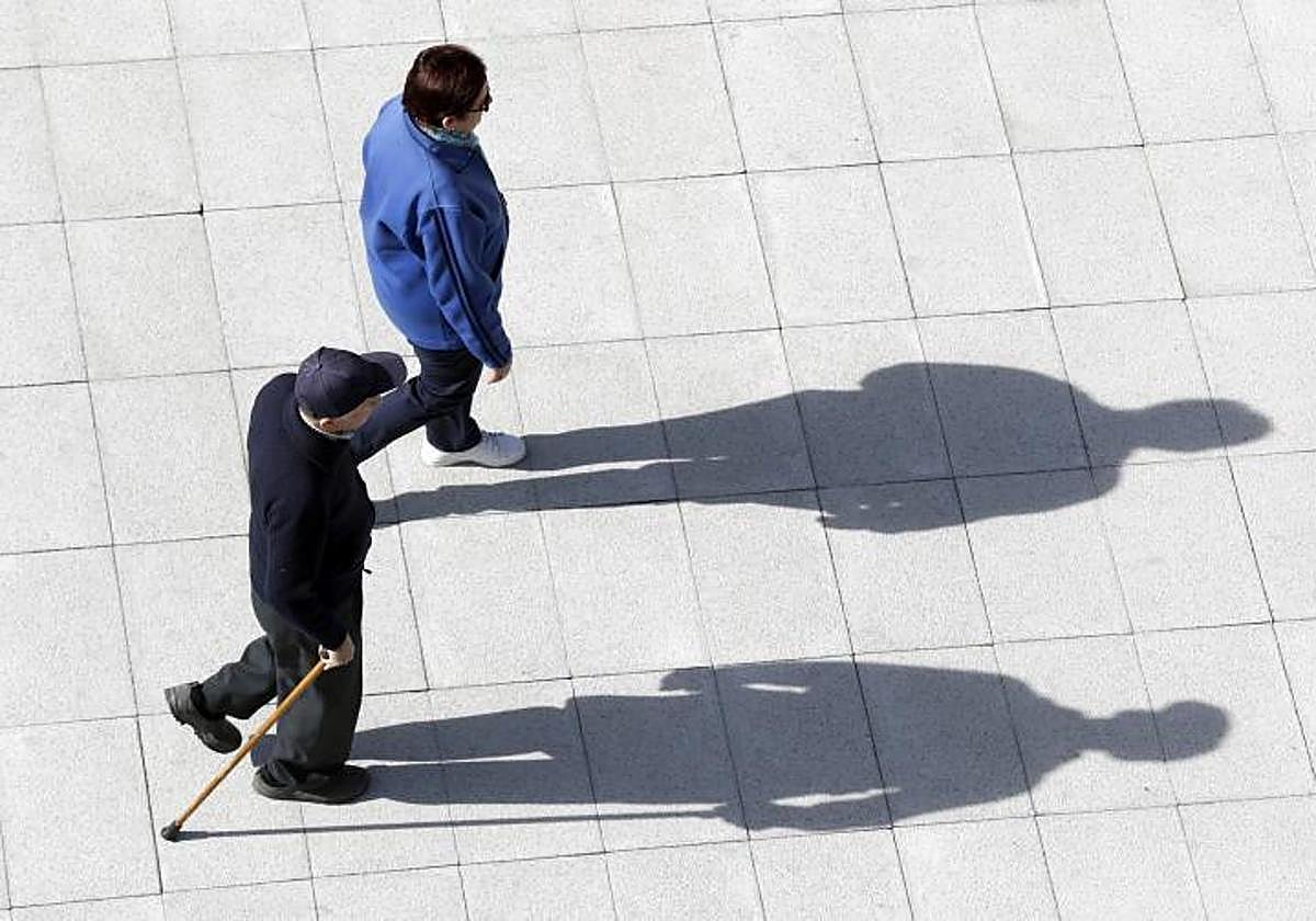 Una pareja de pensionistas caminan por una calle , en una imagen de archivo.