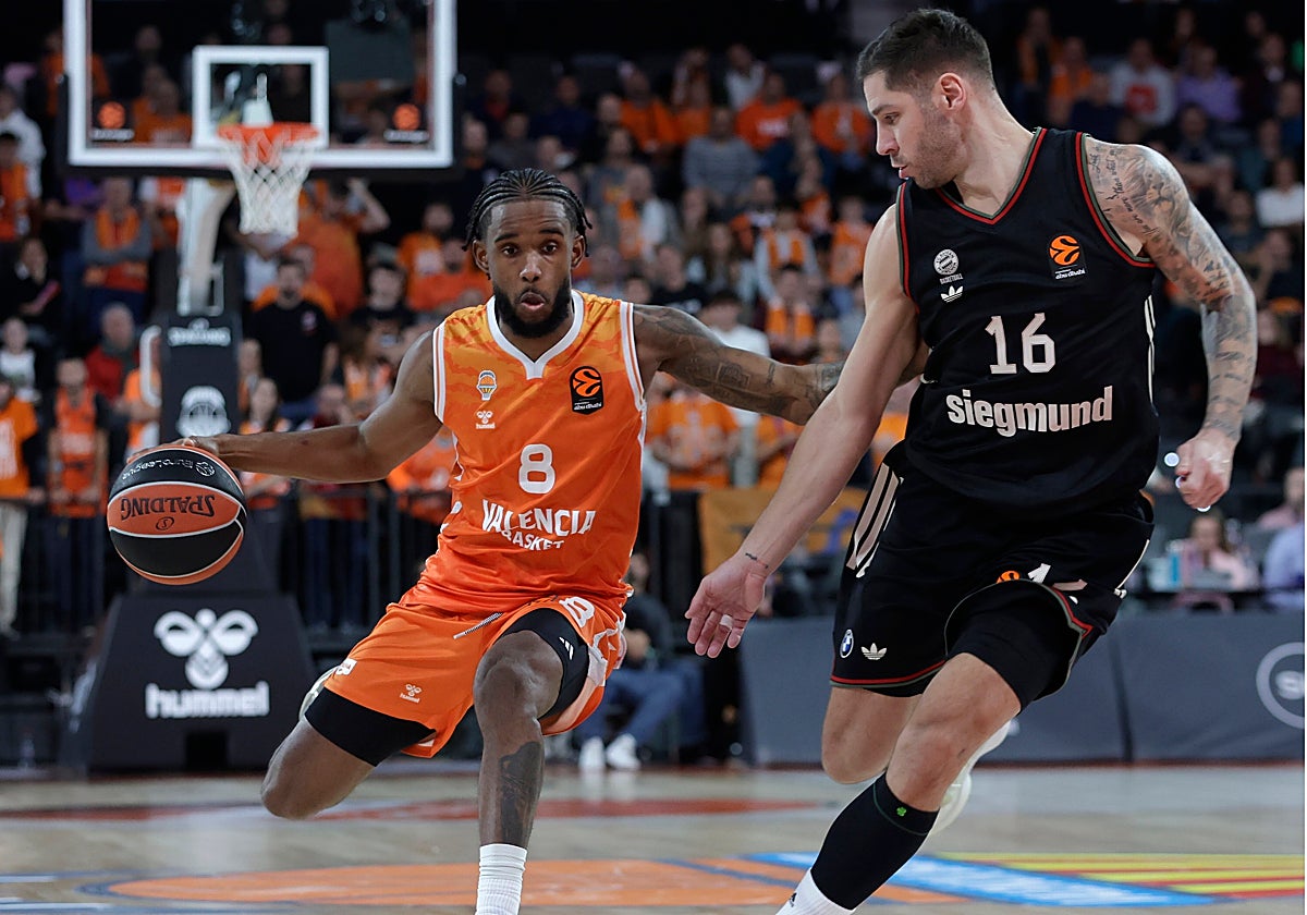 Jean Montero ataca a Jovic durante el partido entre el Valencia Basket y el Bayern.
