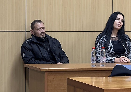 El acusado de matar a un hombre en Gandia, junto a la intérprete, escucha el veredicto del jurado.