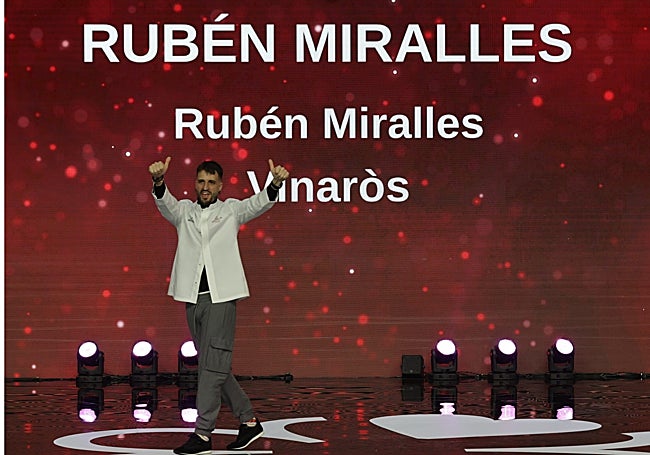 Rubén Miralles celebra con los pulgares sobre el escenario de Málaga.