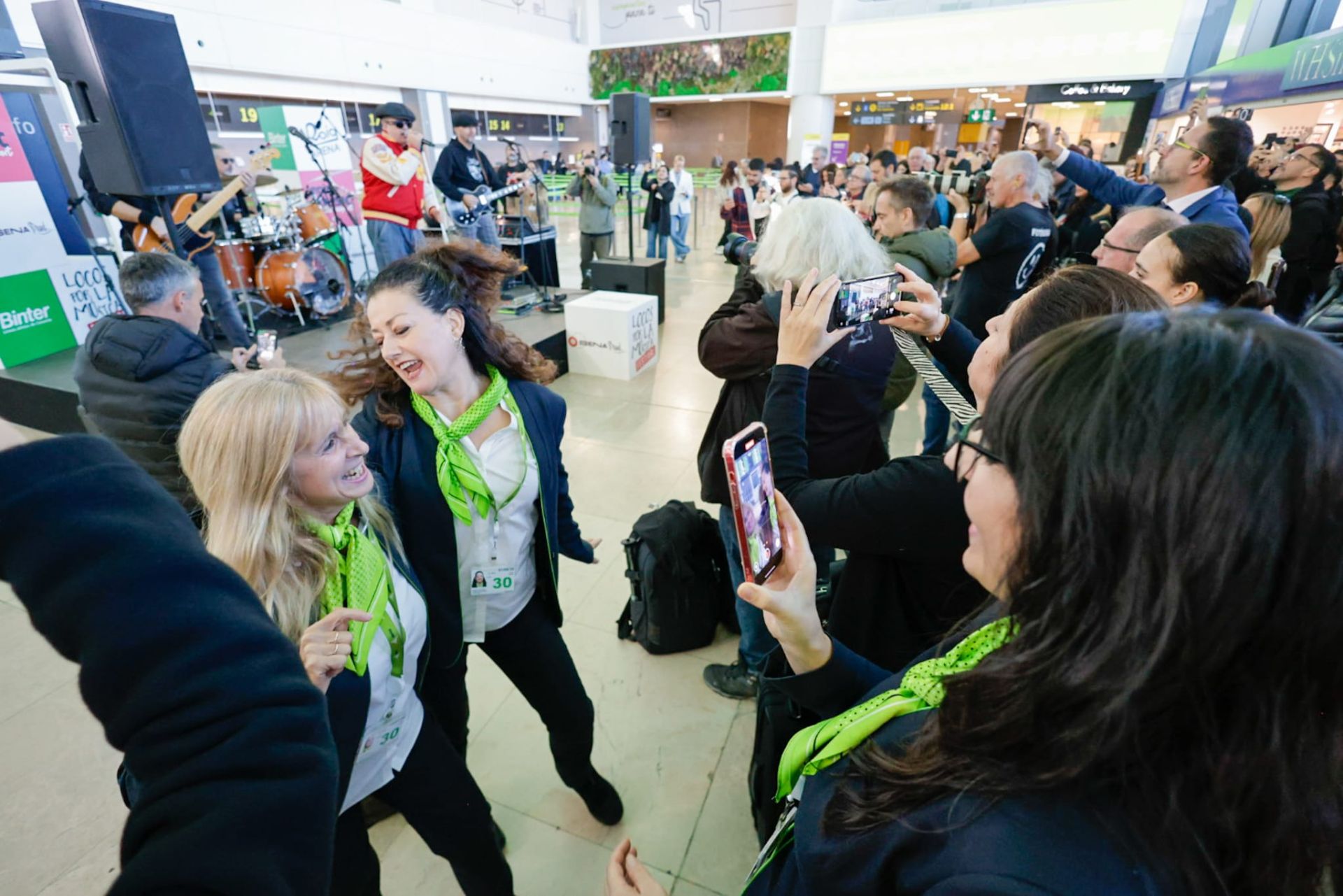 Fotos de la actuación de Seguridad Social en el aeropuerto de Manises