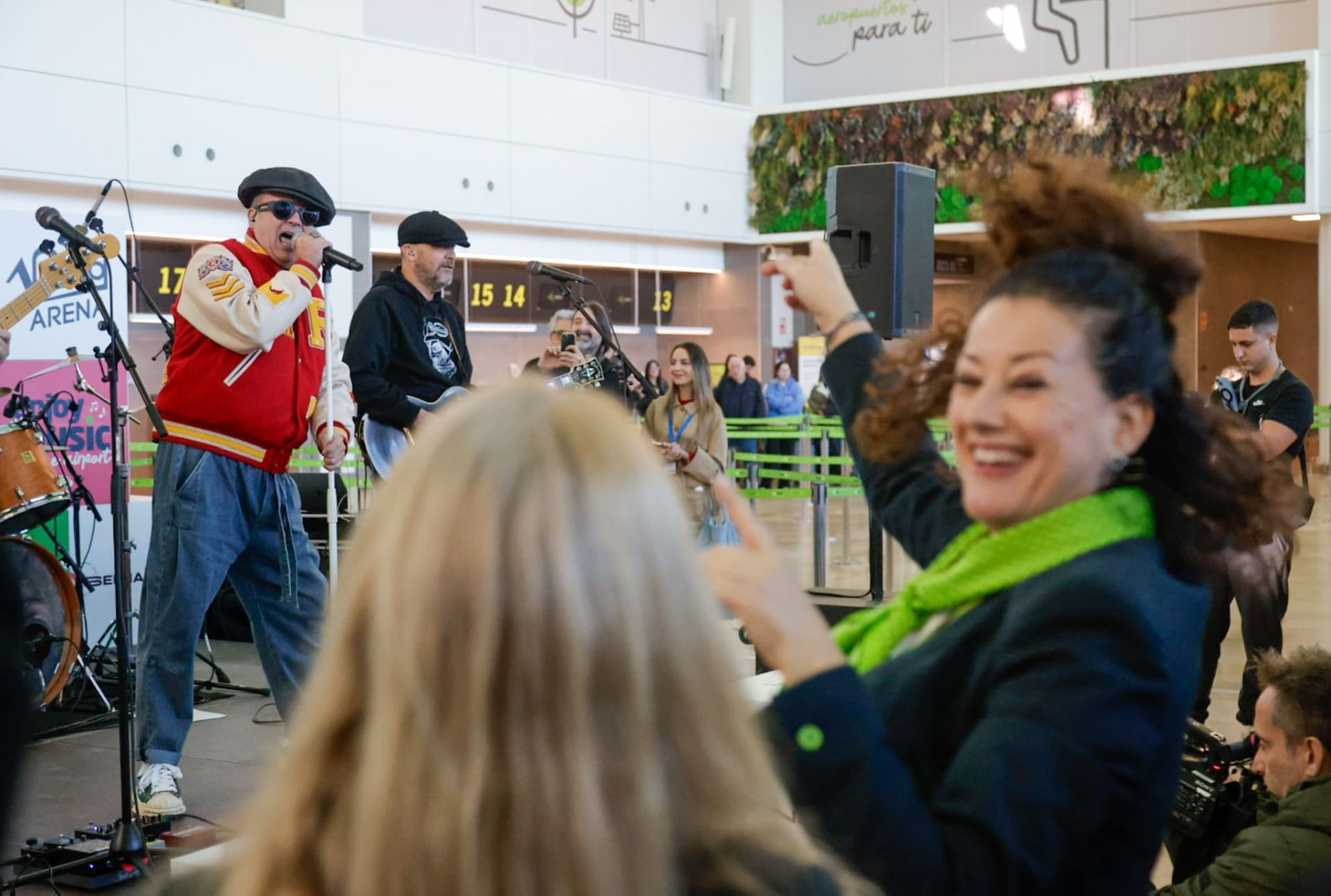 Fotos de la actuación de Seguridad Social en el aeropuerto de Manises