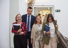 Mompó y Enguix (i), antes de un pleno de la Diputación de Valencia.