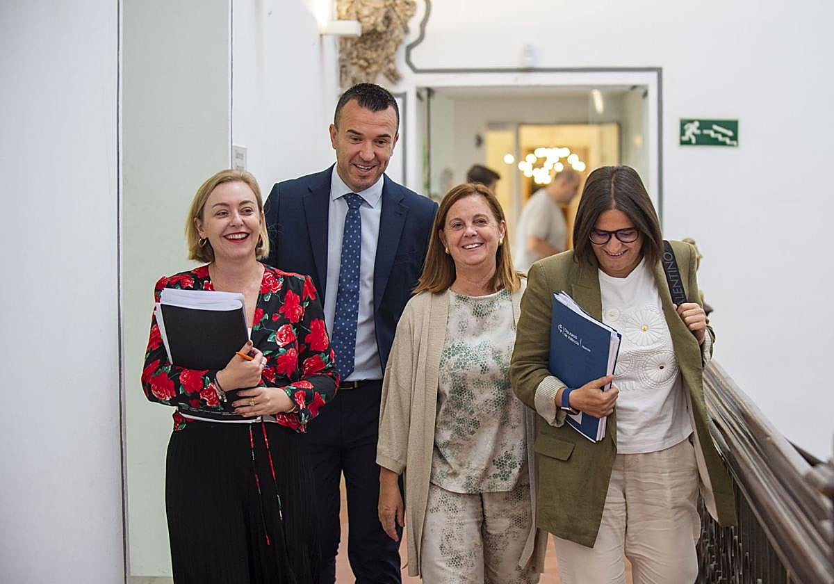 Mompó y Enguix (i), antes de un pleno de la Diputación de Valencia.
