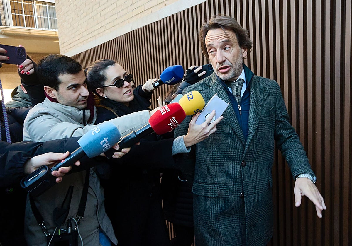 Cuenca, surrounded by journalists upon his arrival at the Catarroja courts.