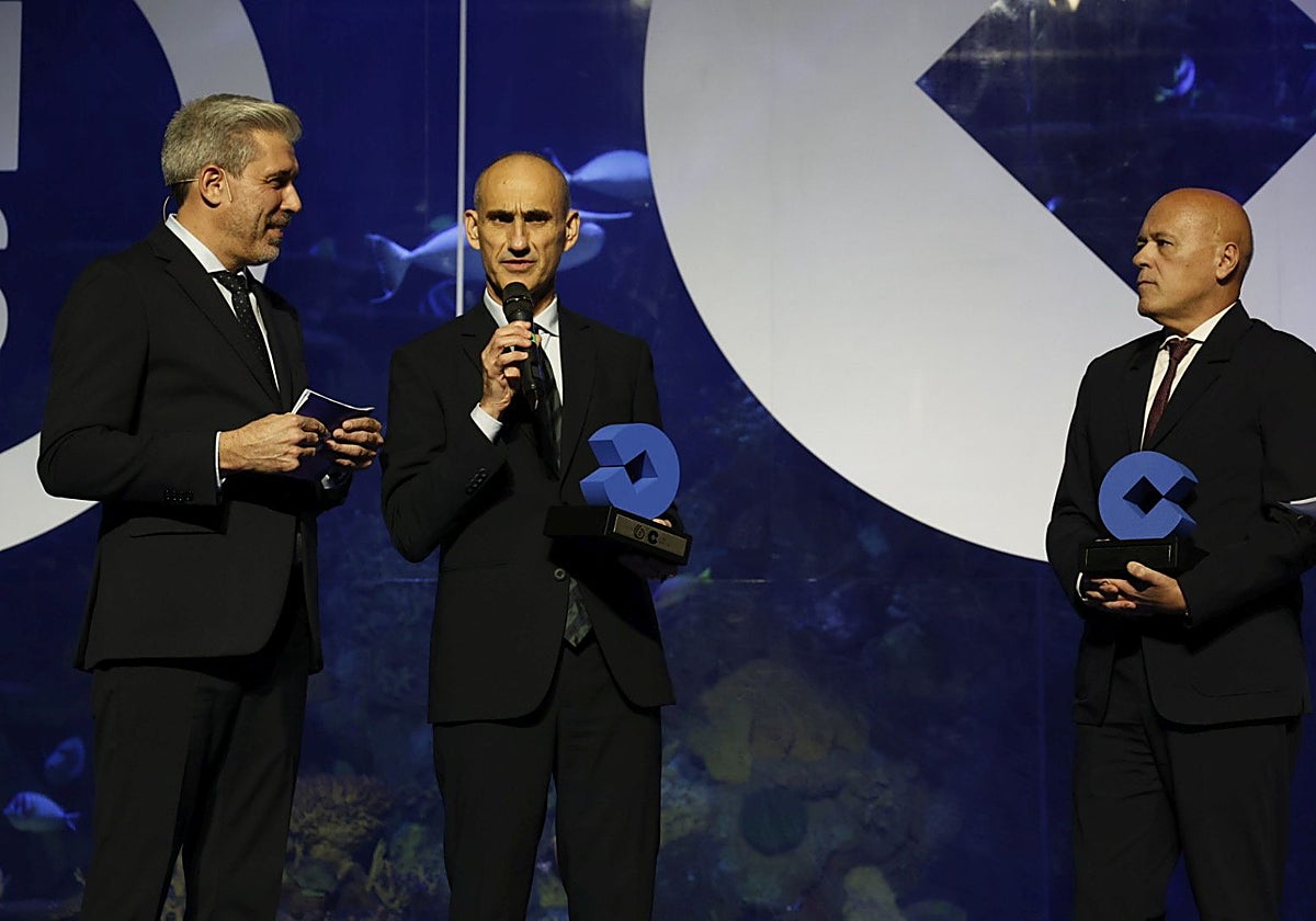 Jesús Trelis, en el centro junto a Carles Villeta y Joan Carles Martí.