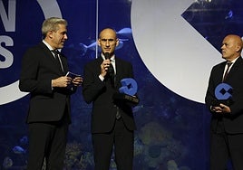 Jesús Trelis, en el centro junto a Carles Villeta y Joan Carles Martí.