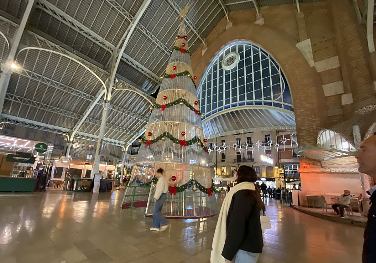 Árbol de Navidad transitable, en el Mercado de Colón de Valencia.