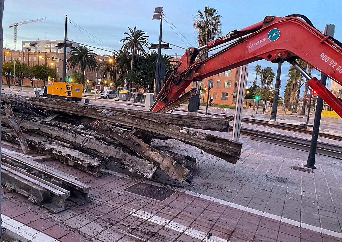 Imagen secundaria 1 - Obras y retirada y reposición de vías en Francisco Cubells y Eugenía Viñes.
