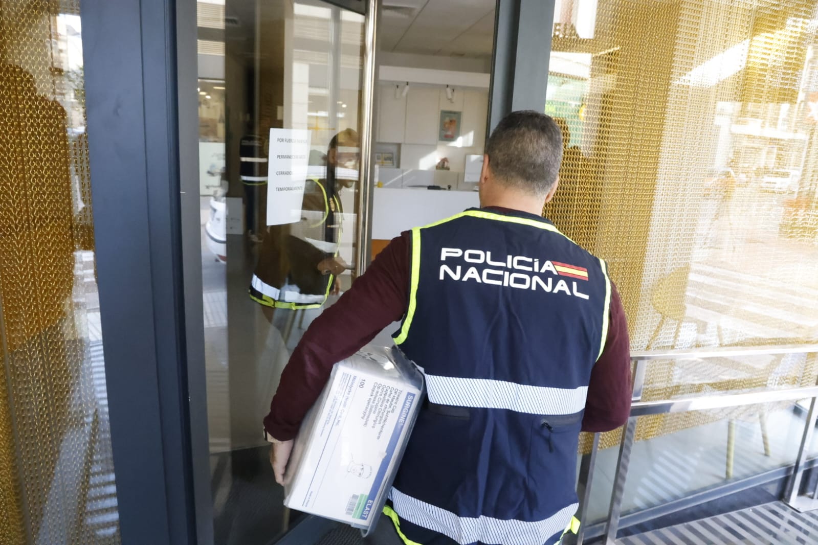 Fotos: la Policía registra y precinta la clínica dental de Alzira donde anestesiaron a la niña fallecida