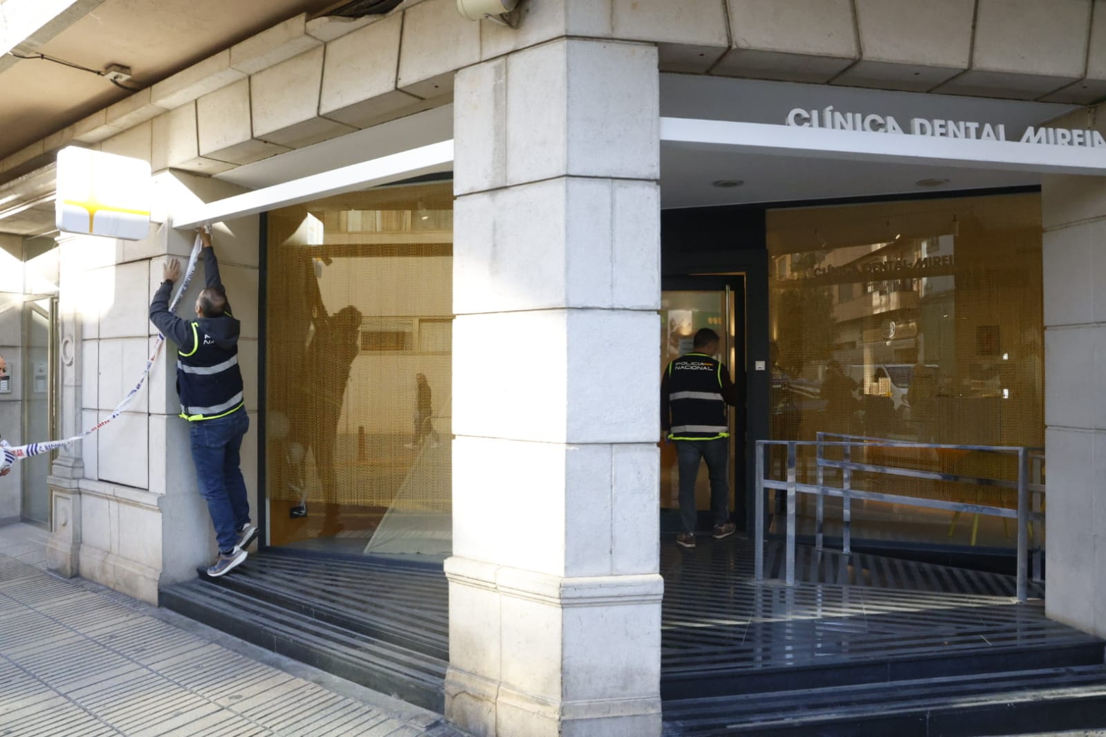 Fotos: la Policía registra y precinta la clínica dental de Alzira donde anestesiaron a la niña fallecida