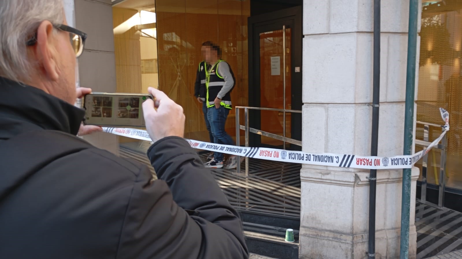 Fotos: la Policía registra y precinta la clínica dental de Alzira donde anestesiaron a la niña fallecida