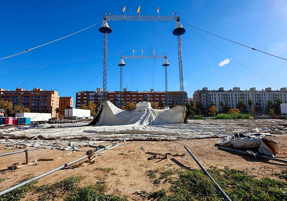 Solar municipal donde se está montando la carpa del Circ de Nadal, en la avenida Levante UD de Valencia.