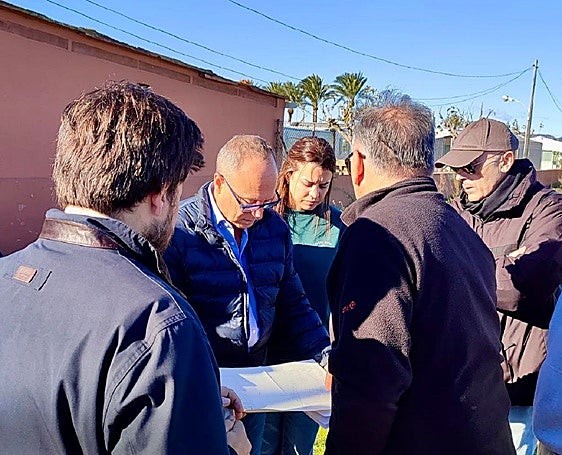 El director general y el alcalde en el acto de apeo.