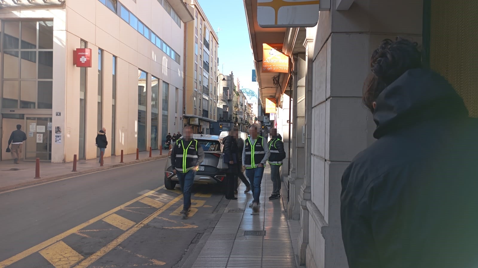 Fotos: la Policía registra y precinta la clínica dental de Alzira donde anestesiaron a la niña fallecida