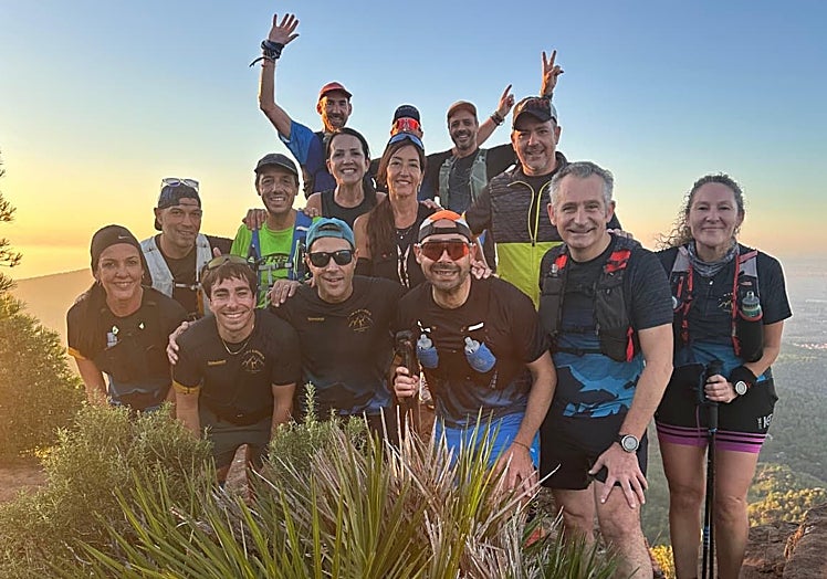 El equipo en la cima de una montaña con vistas privilegiadas