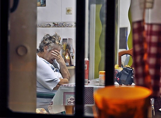 Mujer lamentandose en imagen de archivo