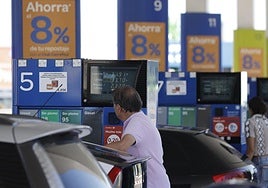 Usuarios repostan sus vehículos en una gasolinera de Carrefour.