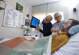 Fran Vivó, frente a la pantalla y la pizarra que han facilitado su comunicación en los años como enfermo de ELA.