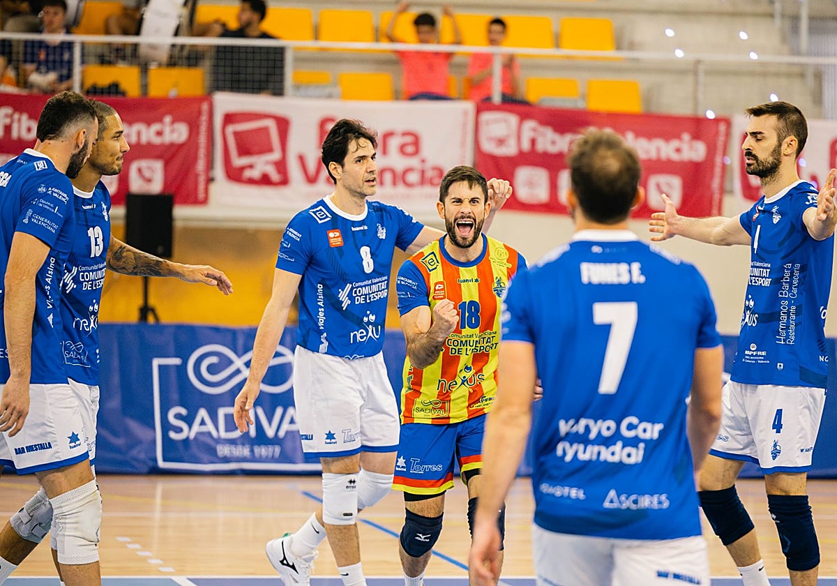 Aharón Gamiz, jugador del Léleman, festejando una acción